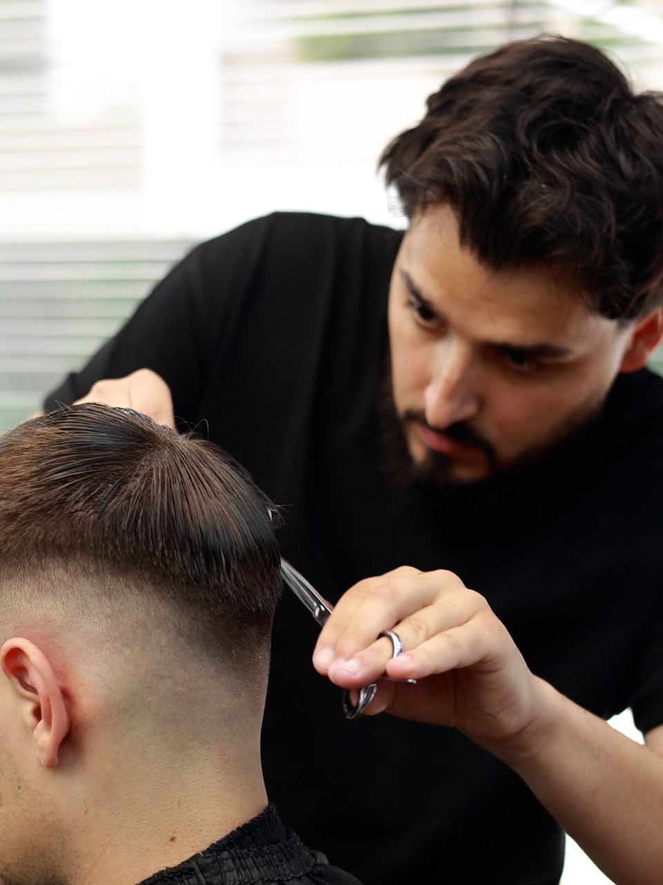 Skin fade lucrat cu foarfeca