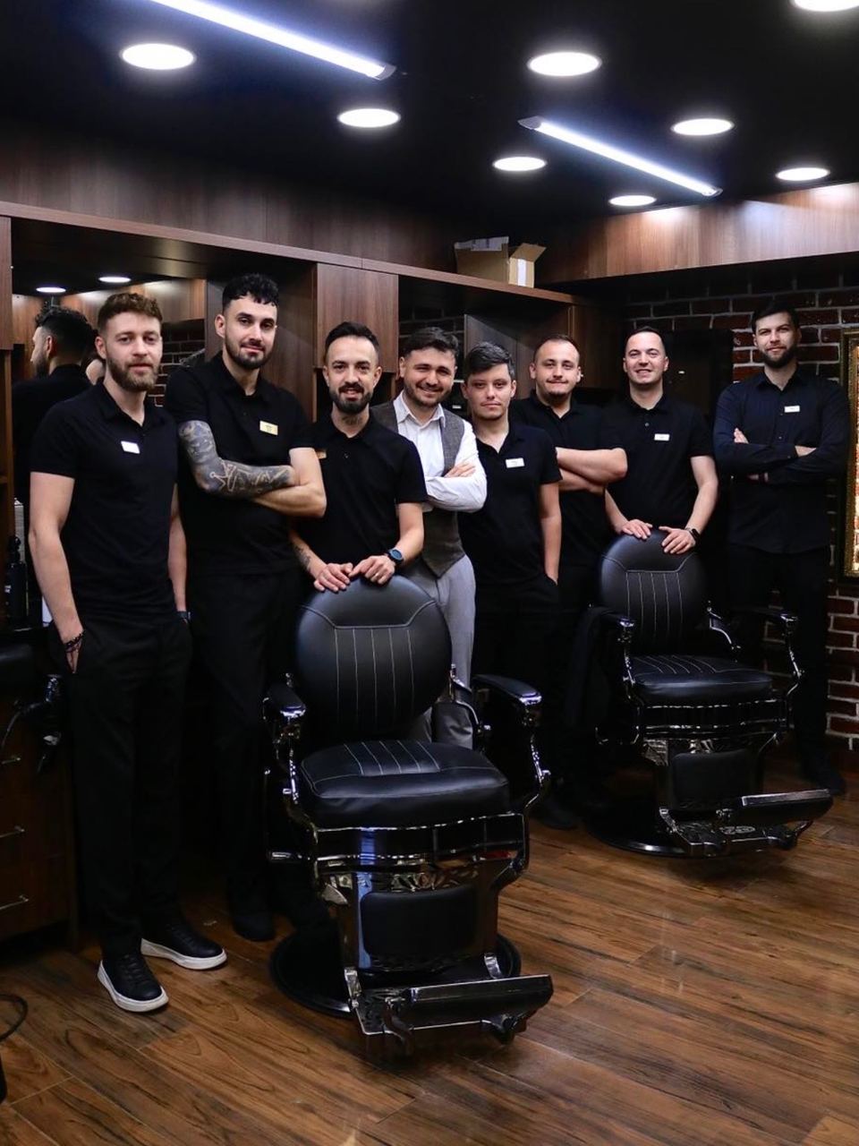 Echipa Bărbierii în salonul de pe Calea Victoriei